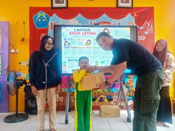 Penyerahan Hadiah Ketua KKN DR 6
