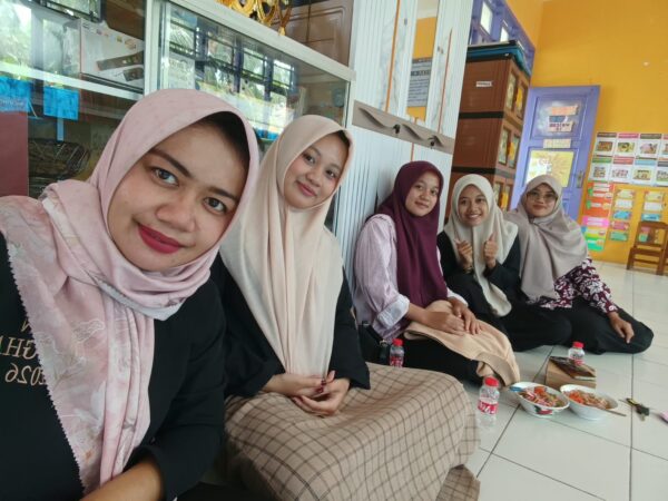 Mahasiswa KKN DR 6 Di KB Annisa I Desa Keleng